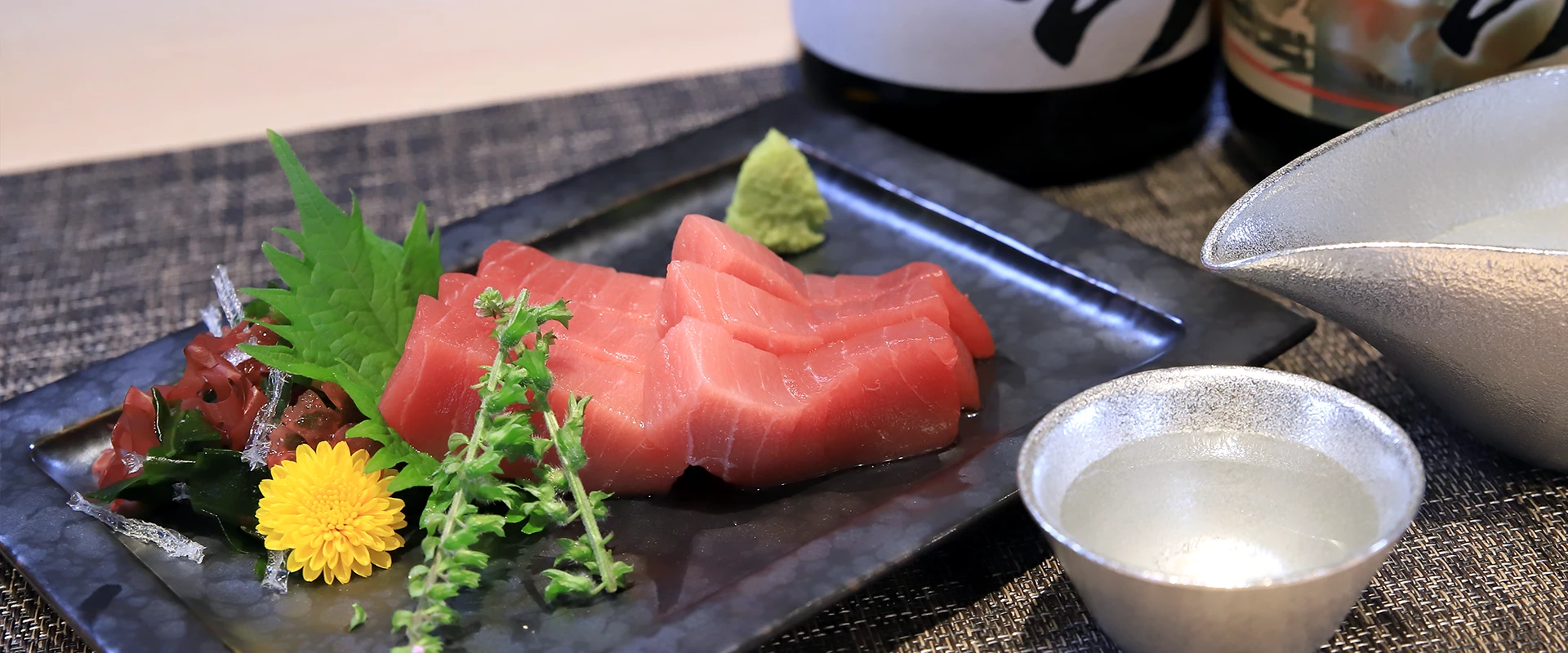 まぐろの刺身と日本酒