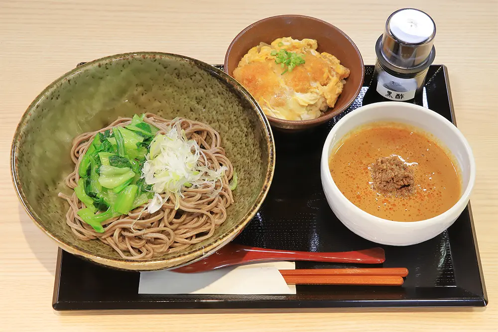 温かいゴマダレ ぴり辛つけ汁そば　写真