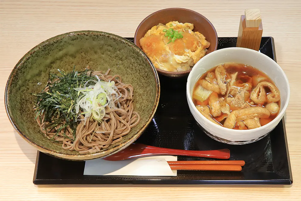 温かいつゆの つけ汁肉そば 　写真