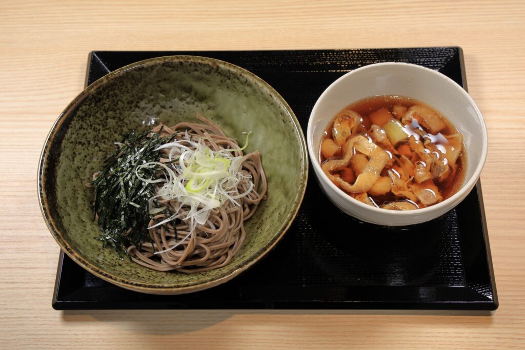 温かいつゆの つけ汁肉そば 写真